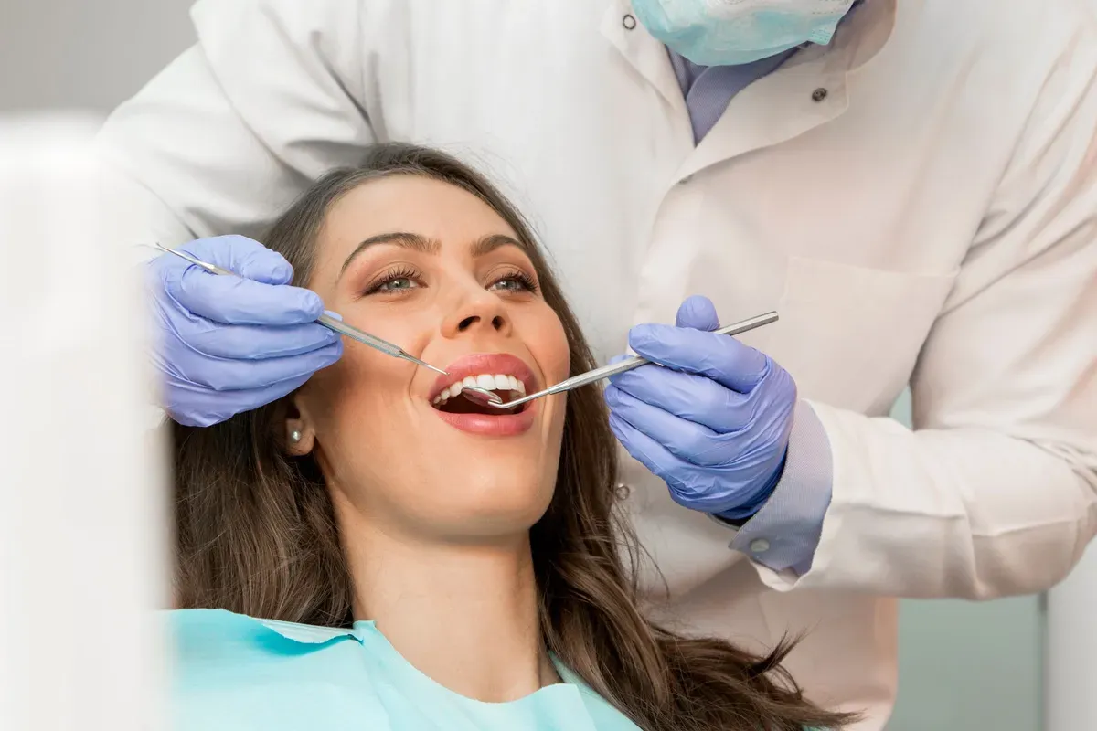 Endodoncija Žena Kod Stomatologa